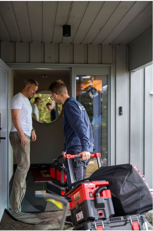 Tekniker måler luft hos kunde